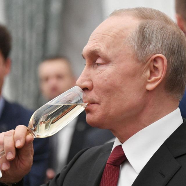 Vladmir Putin pijucka šampanjac