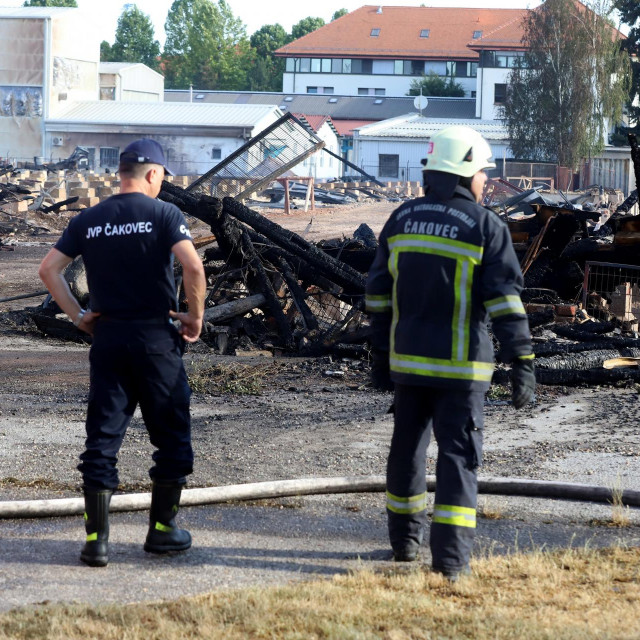 Požar je izbio u utorak, 29. lipnja, oko 19,15 sati u Čakovcu, u Ulici dr. Ivana Novaka, na drvenim barakama u vlasništvu tvrtke sa sjedištem u Čakovcu