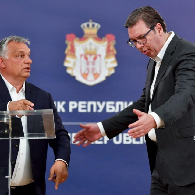 Mađarski premijer Viktor Orban (L) i srpski predsjednik Aleksandar Vučić (D)