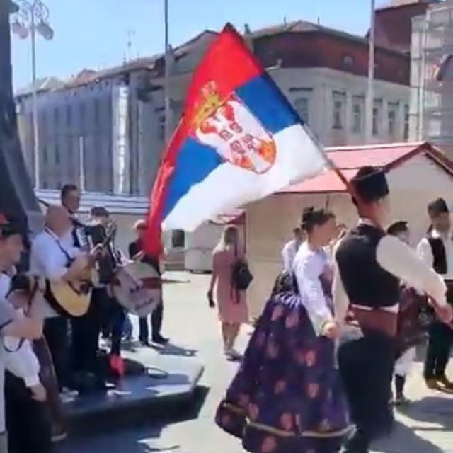 Folkloraši iz Srbije izvode užičko kolo