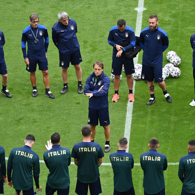 Roberto Mancini okuplja igrače