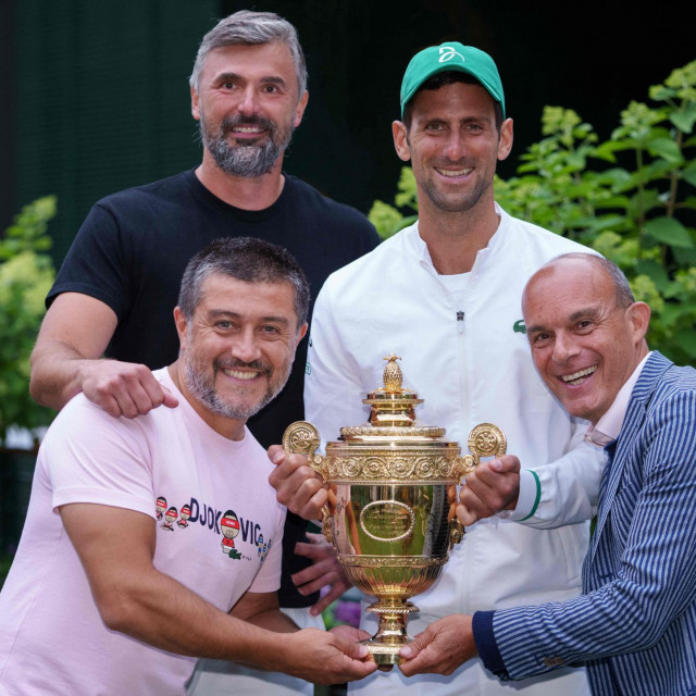 Novak Đoković s Goranom Ivaniševićem i ostalim članovima svog tima nakon što je pokorio Wimbledon