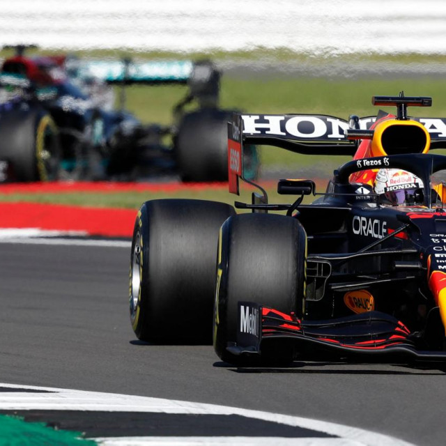 Verstappen ispred Hamiltona malo prije sudara