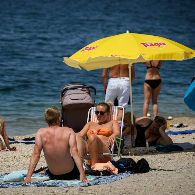 Vruć ljetni dan na šibenskoj plaži Banj