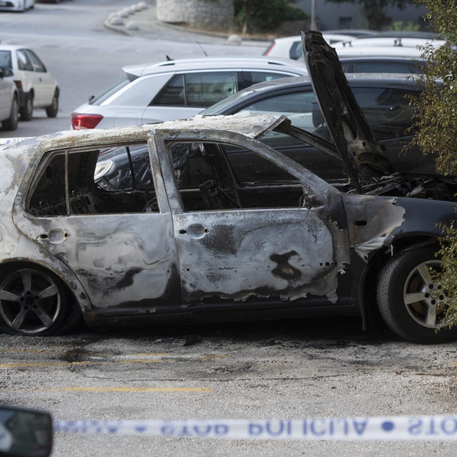 U Splitu izgorio automobil