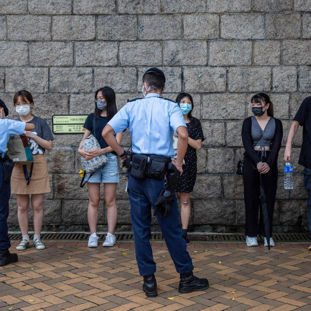 Policija pretražuje osobe koje su se okupile ispred sudnice u kojoj je Tong Ying-kitu izrečena kazna zatvora
