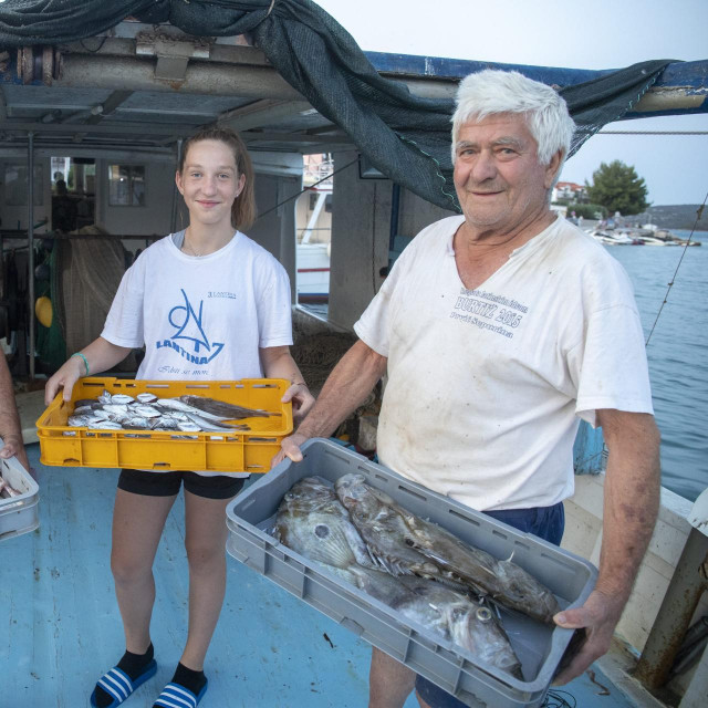 Mladen Klarin s ocem Mirkom i 12-godišnjom kćeri Lunom prodaje s broda ulov od tog dana. Na moru je bio 15 sati, ali ulovom nije najzadovoljniji