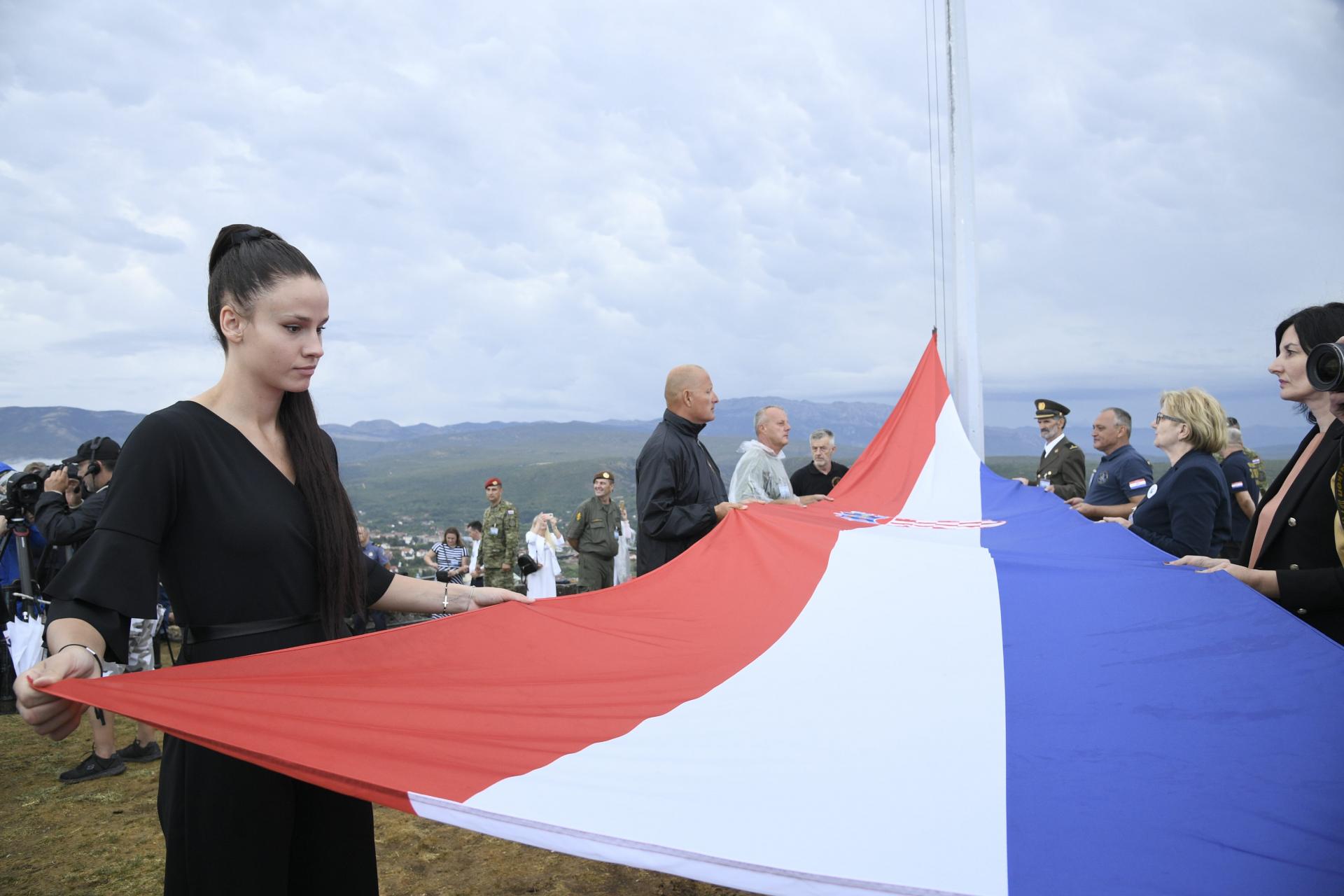 Matea Jelić podići će hrvatsku zastavu 5. kolovoza na kninskoj tvrđavi - Page 6 12082231