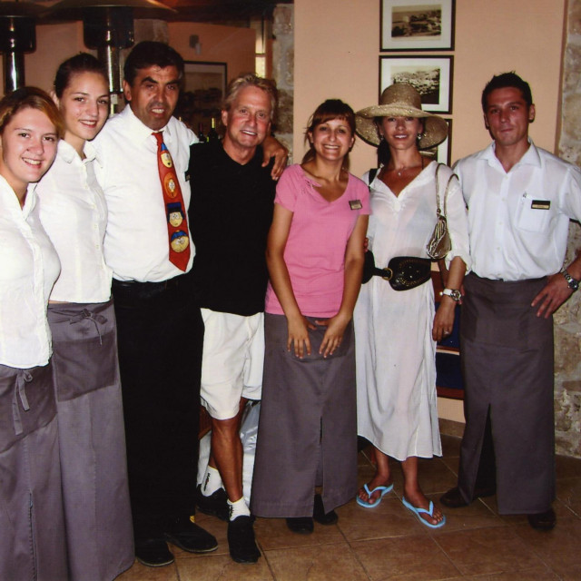 Michael Douglas i Catherine Zeta Jones s konobarima restorana Poklisar (Ahmet Čustović prvi lijevo do Douglasa)