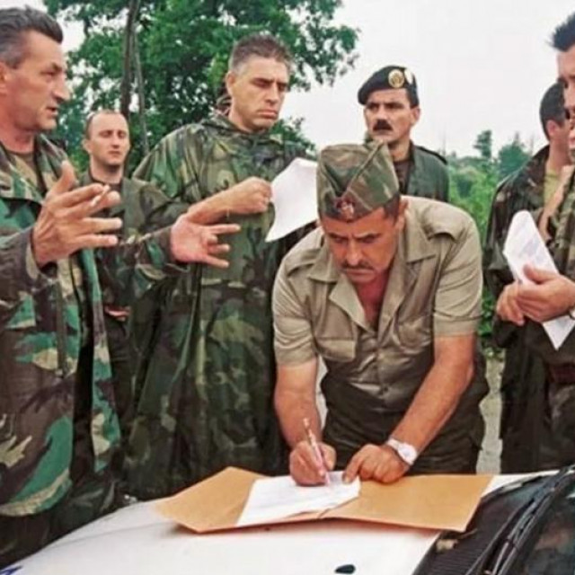 Potpisivanje Sporazuma o predaji 21. korpusa (8.8.1995.) - Lijevo je general Petar Stipetić, potpisuje pukovnik Čedo Bulat, u pozadini, s dokumentom u ruci, je Miroslav Vidović