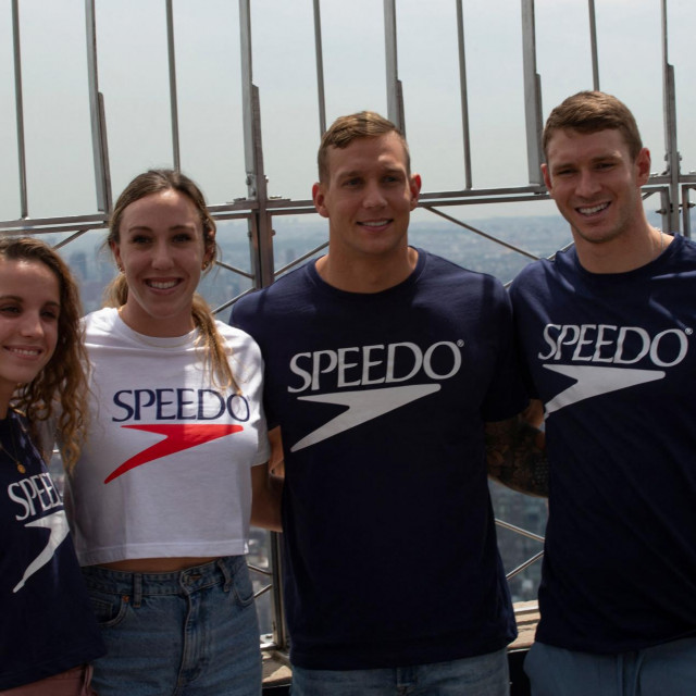 Caeleb Dressel (u sredini), na Empireu State Buildingu u New Yorku uoči Olimpijskih igara