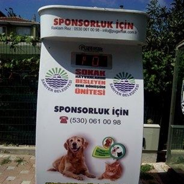 Aparat za hranjenje pasa u Istanbulu