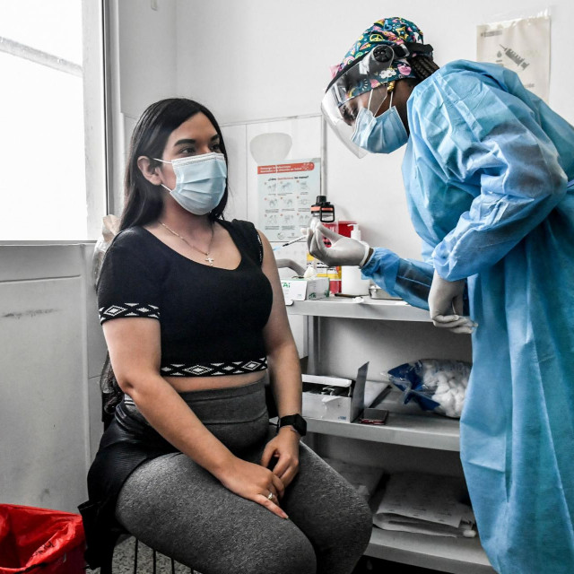 Trudnica prima Pfizerovo cjepivo protiv covida-19 u Medellinu u Kolumbiji
