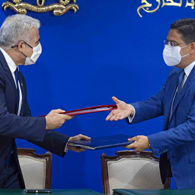 Yair Lapid i Nasser Bourita tijekom potpisivanja sporazuma u Rabatu