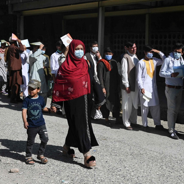Žena i dijete na ulicama Afganistana
