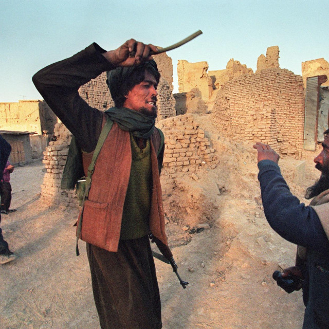 Taliban tuče civila štapom dok ga uhićuje