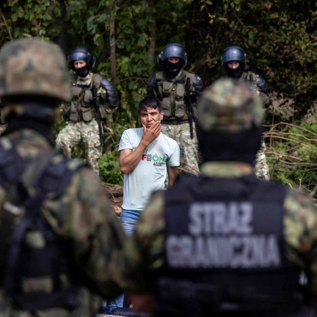 Migranti, za koje se vjeruje da su iz Afganistana, zapeli su između naoružanih bjeloruskih časnika i poljskih vojnika