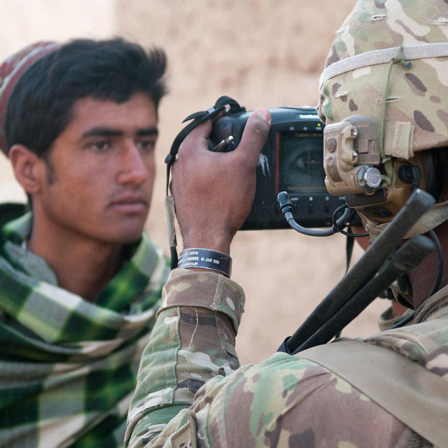 Američki vojnik biometrički obrađuje Afganistanca