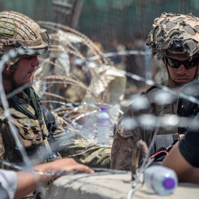 Britanske i američke oružane snage surađuju na zračnoj luci u Kabulu