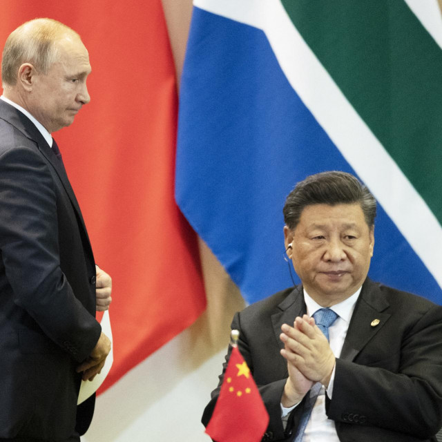 Kineski predsjednik Xi Jinping (R) i ruski predsjednik Vladimir Putin