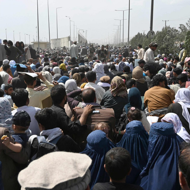 Ljudi okupljeni ispred zračne luke u Kabulu