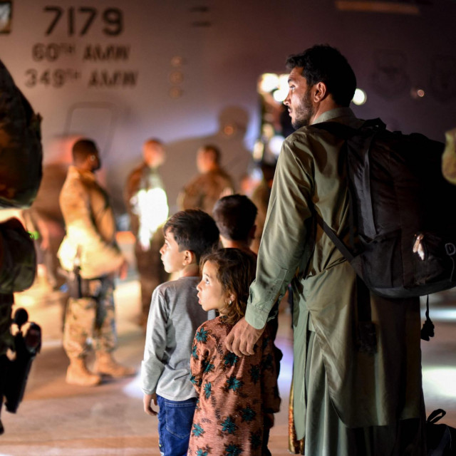 Afganistanski otac i djeca tijekom evakuacije