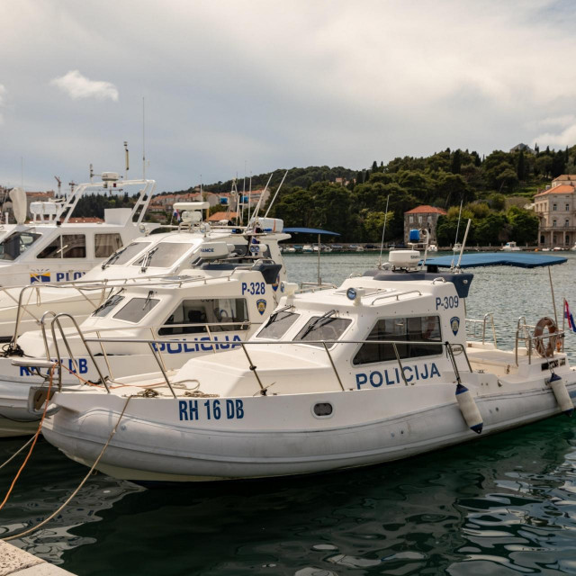 Policijski brodovi vezani u gruškoj luci, Dubrovnik