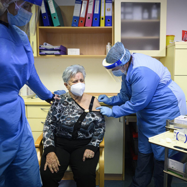 Medicinski radnik priprema se za primjenu doze cjepiva Pfizer-BioNTech Covid-19 starijoj osobi