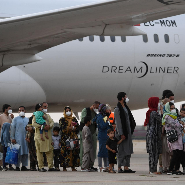 Izbjeglice čekaju u redu nakon iskrcavanja s evakuacijskog leta iz Kabula