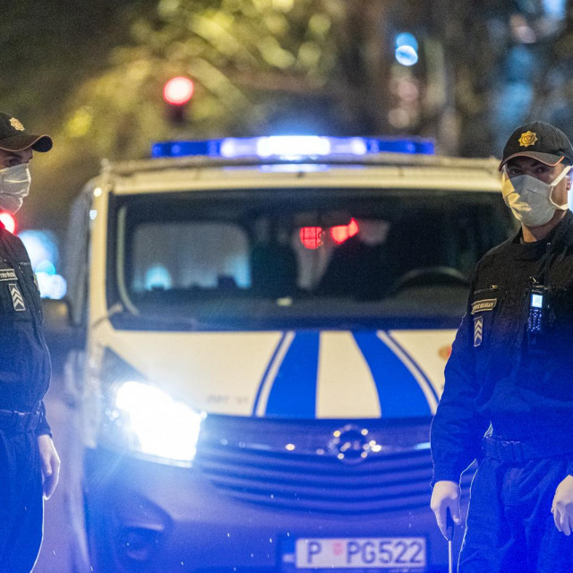 Policijski službenici pregledavaju vozila u Podgorici