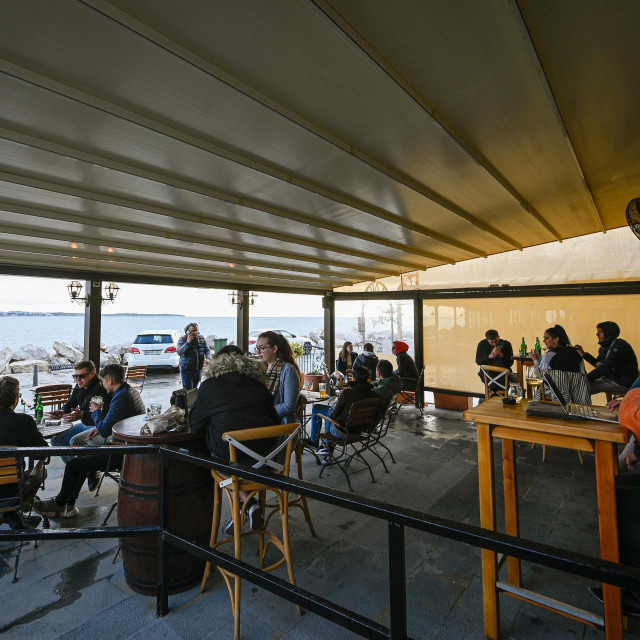 Ljudi sjede na terasama kafića u Piranu