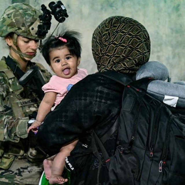 Američki vojnici pomažu u evakuaciji afganistanske obitelji na aerodromu u Kabulu