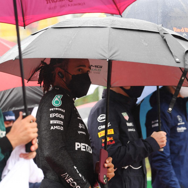 Lewis Hamilton, Sebastian Vettel i sotali vozači čekaju da se nebo smiluje