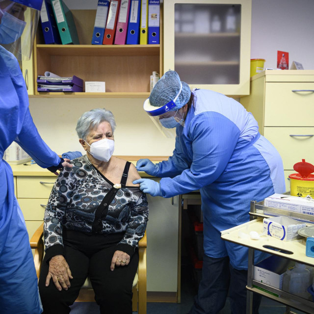 Medicinski radnik priprema se za primjenu doze cjepiva Pfizer-BioNTech Covid-19