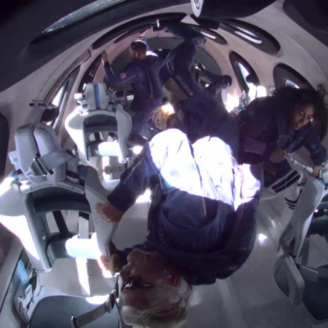 Richard Branson i drugi članovi posade Unity 22 pri nultoj gravitaciji