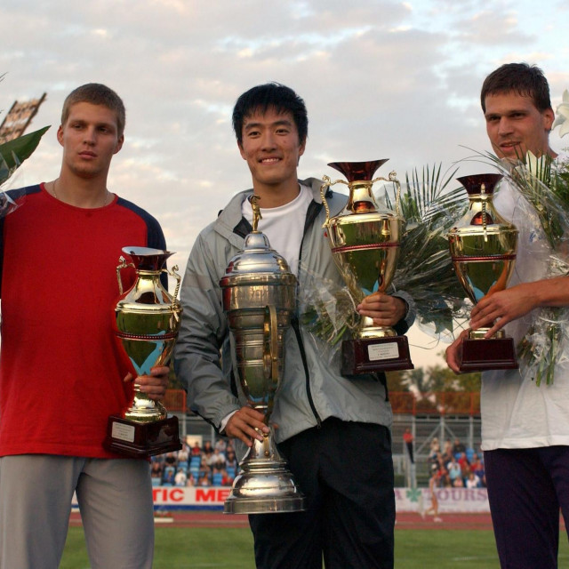 Negdašnji svjetski rekorder na 110 m prepone, veliki kineski atletičar Xiang Liu s trofejima na Mladosti 2004. godine