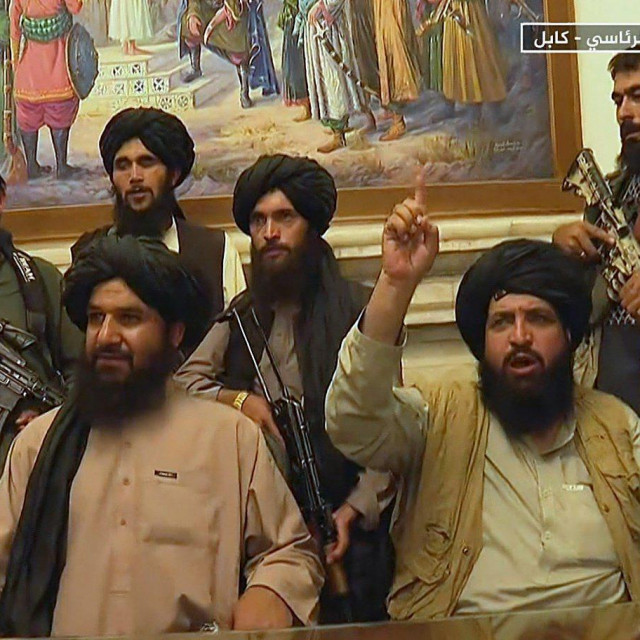 Talibani dan nakon pada Kabula snimljeni u predsjedničkoj palači