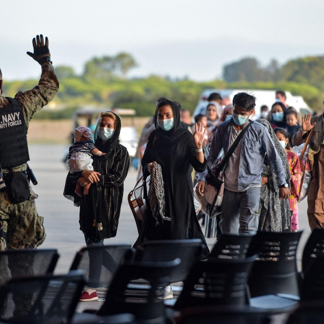 Izbjeglice dobivaju upute od vojnika američke mornarice pri iskrcavanju iz zrakoplova američkog zrakoplovstva