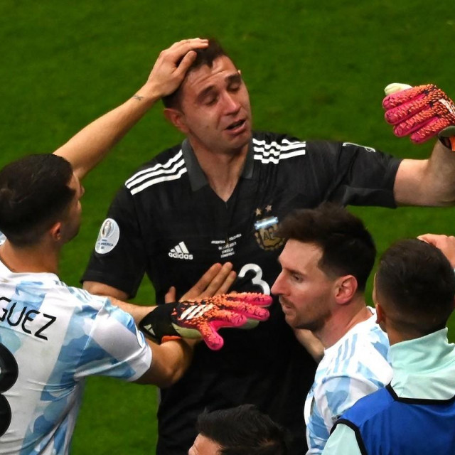 Emiliano Martinez i Messi sa suigračima