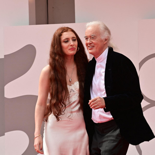 Engleski glazbenik Jimmy Page i njegova partnerica, pjesnikinja Scarlett Sabet na crvenom tepihu Filmskog festivala u Veneciji