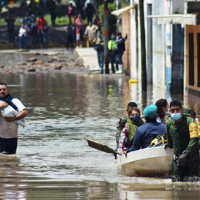 Pripadnici meksičke vojske evakuiraju pacijente bolnice IMSS u Tuli de Allende