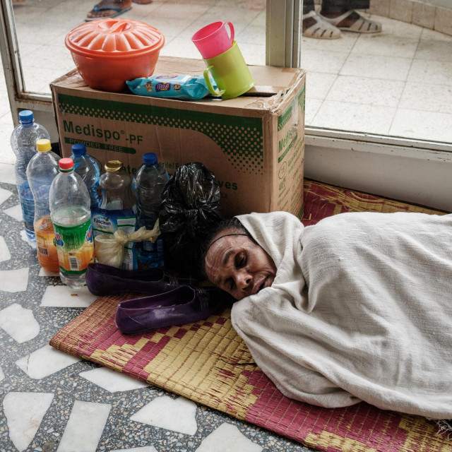 75-godišnja žena spava na podu pored balkona zbog nedostatka kreveta u bolnici Ayder Referal Hospital u Mekeleu