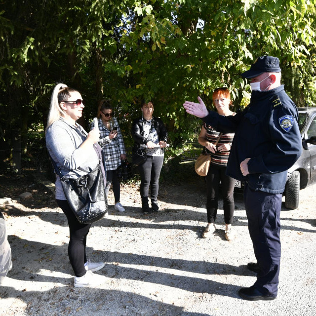 Ispred škole u Krapinskim Toplicama okupilo se nekoliko antimaskera, dočekali su ih policija i zaštitari