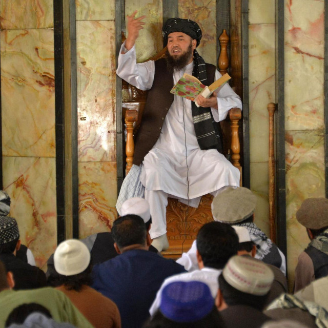 Čelnik talibana obraća se skupu prije molitve