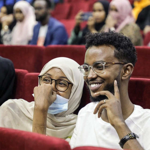 Gledatelji čekaju prvu projekciju somalijskih filmova u Somacionalnom narodnom kazaližtu u Mogadishu