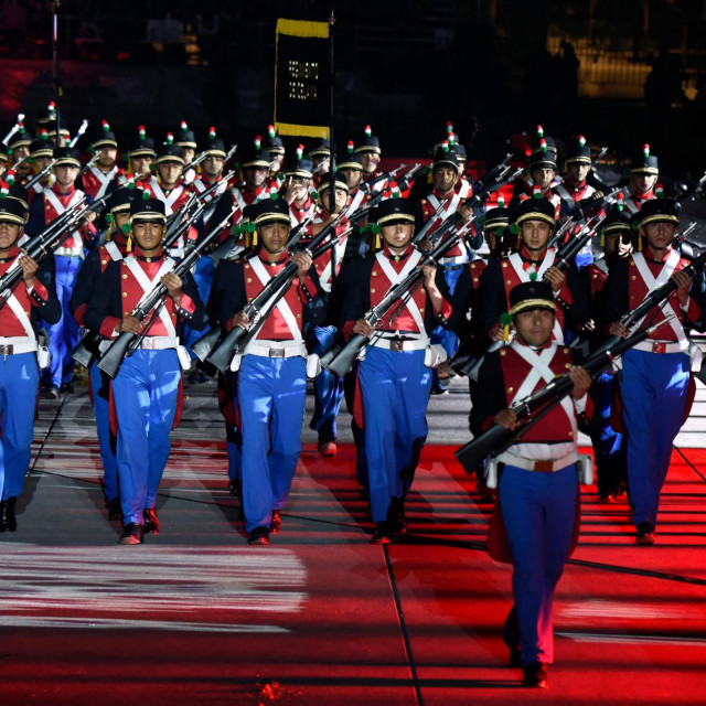 Glumci odjeveni u vojnike nastupaju tijekom 200. obljetnice neovisnosti Meksika