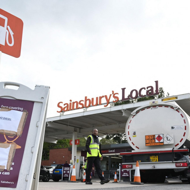 Cisterna s gorivom stiže kako bi napunila zalihe na benzinskoj postaji u Coventryju u središnjoj Engleskoj