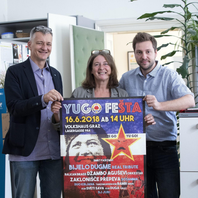 Elke Kahr sa suradnicima i plakatom Yugofešte
