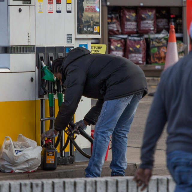 London: Muškarac puni kanister s gorivom dok vozači čekaju u redu