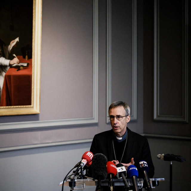 Nadbiskup Lyona Olivier de Germay razgovara s novinarima prilikom objavljivanja šokantnih podtaka o pedofiliji u crkvi